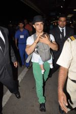 Aamir Khan snapped with baby Azad on 5th Aug 2012 (13).JPG